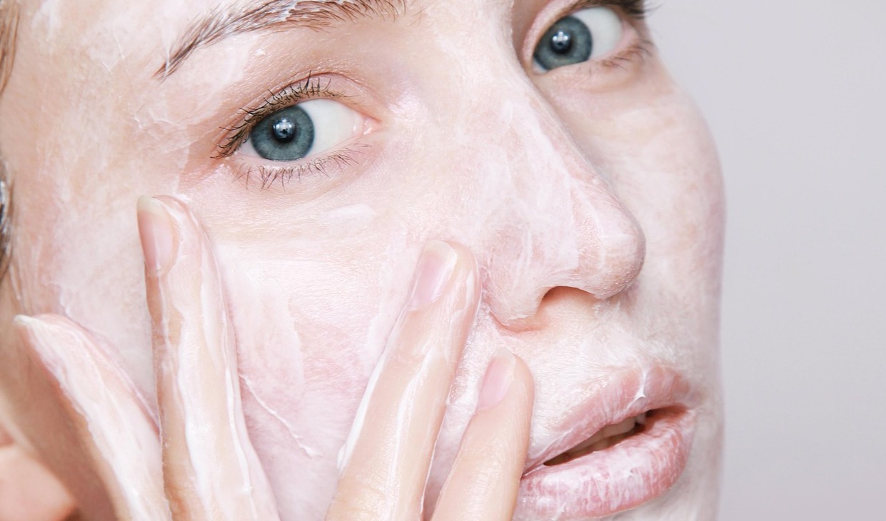 数千款护肤品可能含“永久化学品”！PFAS 从“隐形成分”到监管焦点