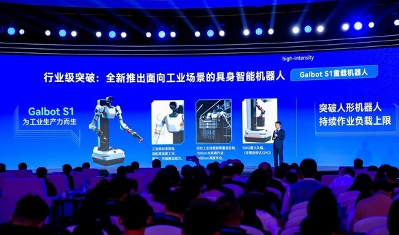 重载机器人刷新纪录，具身智能打开制造业转型新空间