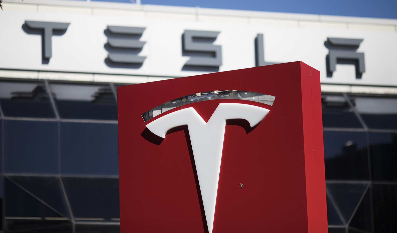 特斯拉史上首次年度营收下滑 本季度将推第三代Optimus