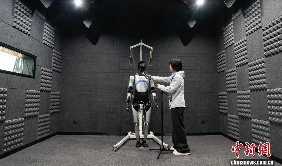 (新春见闻)浙江杭州:人形机器人忙“考证”