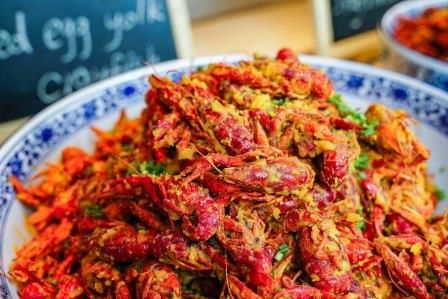 雅居乐万豪推出“红色风暴”小龙虾主题自助晚餐