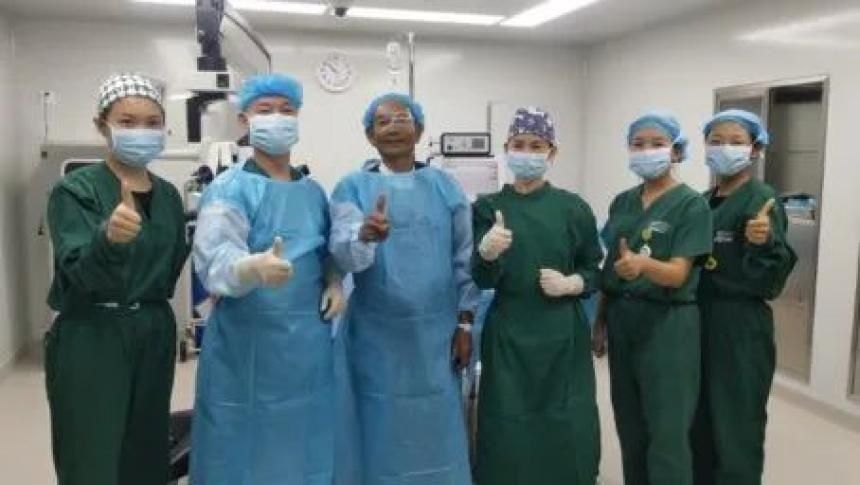 12分钟完成白内障手术，飞秒激光设备造福患者