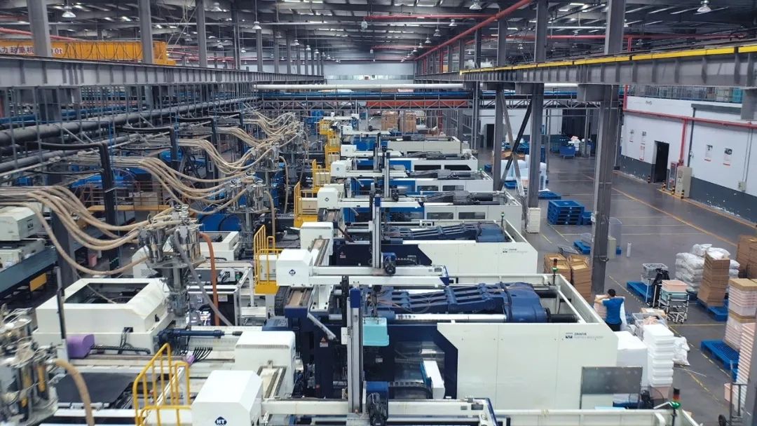 收纳箱装配！ABB机器人拓展塑料日用品行业新应用