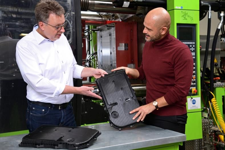 玻纤增强聚酰胺6汽车变速器油底壳推出