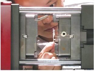 微注塑技术, 触摸注塑量和注塑精度的极限