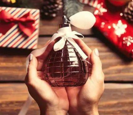 香水取代口红成为疫情中的“精神慰藉”,看哪些细分品类最热销?