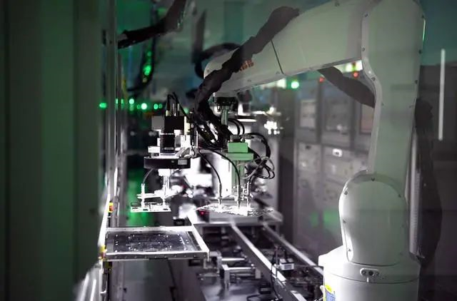 “黑灯工厂”:全程自动化生产,九成装备自主研发