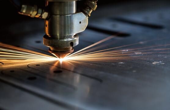 微腔超模中的受激散射： 单模还是双模激光？