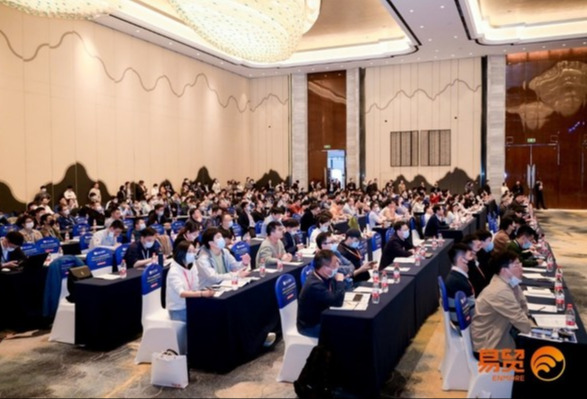 锐思华创产品开发部总监在第三届HUD前瞻技术会上发表演讲