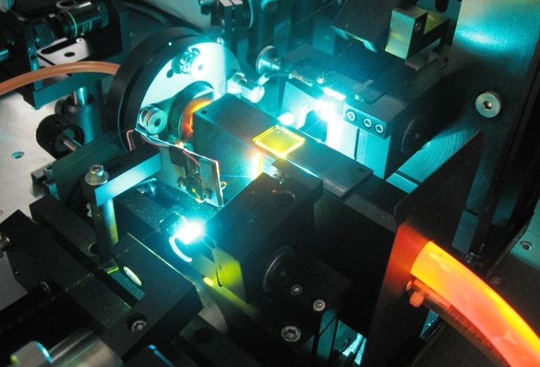 首台芯片级掺钛蓝宝石激光器研制成功