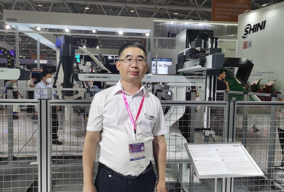 【Chinaplas 2023 现场采访】信易：驱控一体机械手单个订单超过1000台！塑料辅机行业正在恢复信心