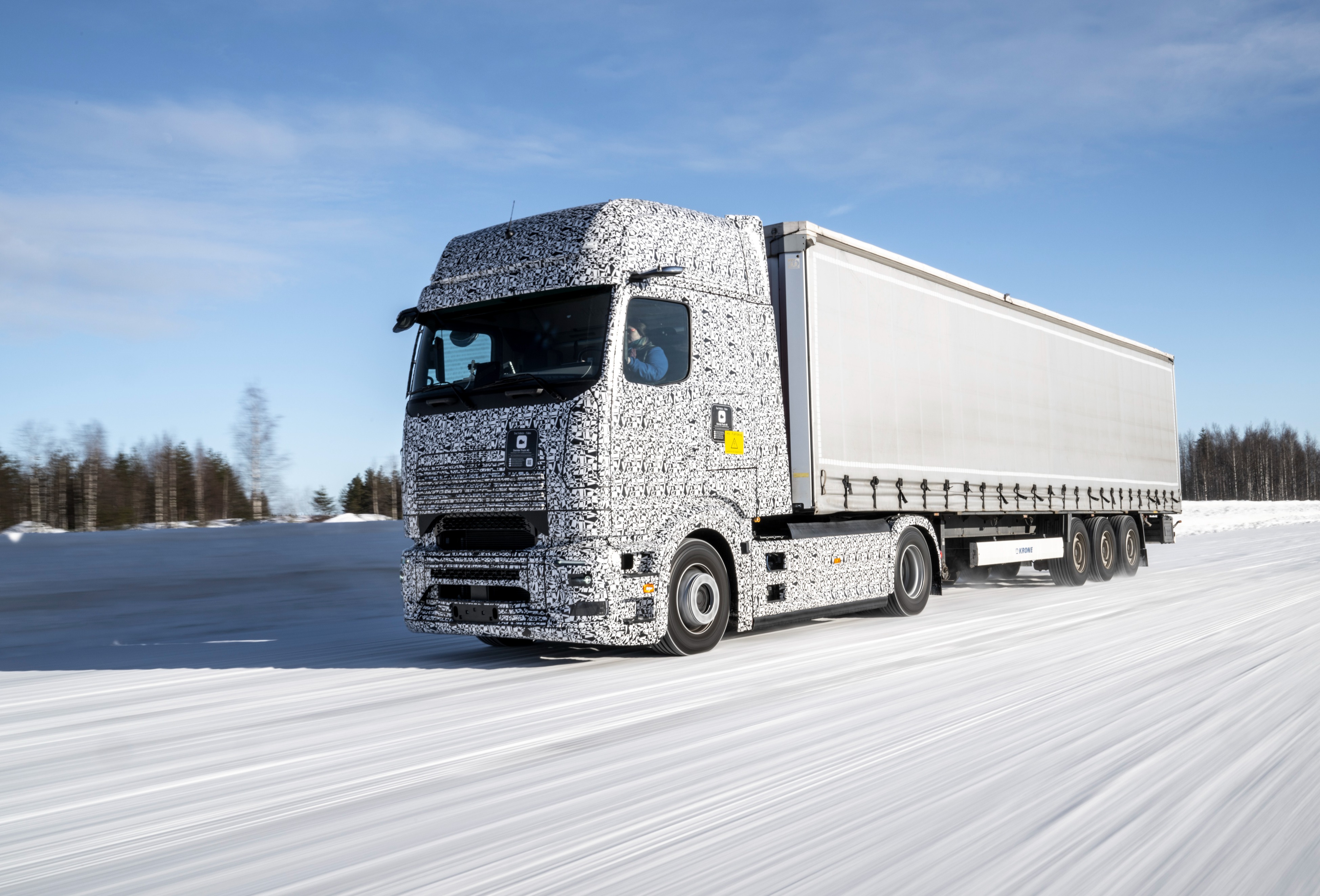 梅赛德斯-奔驰eActros LongHaul纯电动长途重卡量产版正式命名为eActros 600，将于10月举行全球首发，工厂正在筹备量产