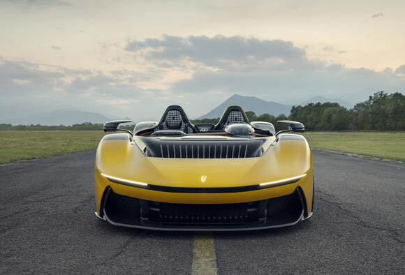 B95：世界上首款超级电动BARCHETTA，由AUTOMOBILI PININFARINA制造的首款定制车身轿车