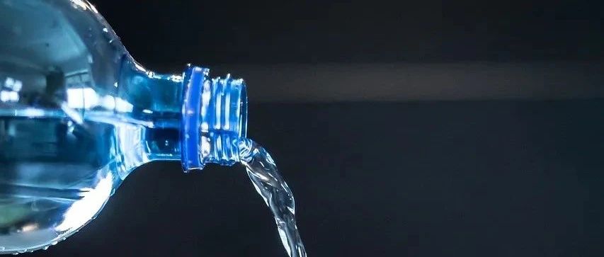 哪些因素推动瓶装水市场的增长？