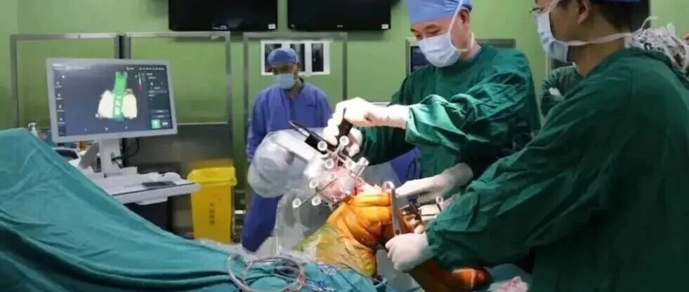 国产骨科机器人“破局”首秀:100%自研机械臂,精准辅助换关节